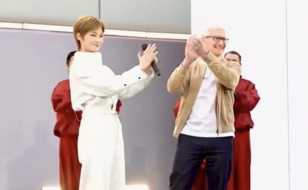 和李宇春同台亮相太古里，库克二次到访成都有何深意？